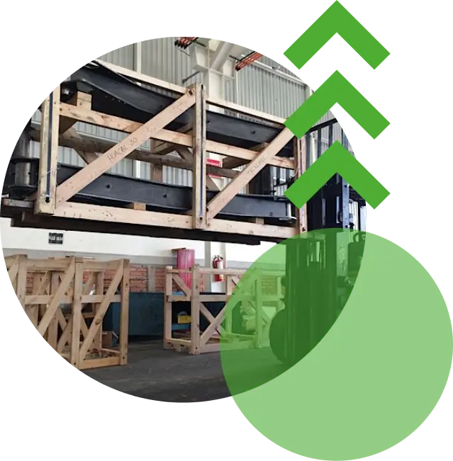 Equipo de Recicla fabricando y reacondicionando tarimas de madera